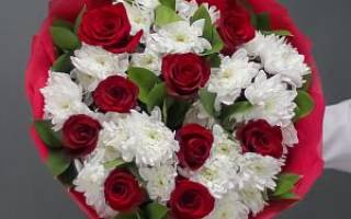 Букет из кустовых роз и хризантем